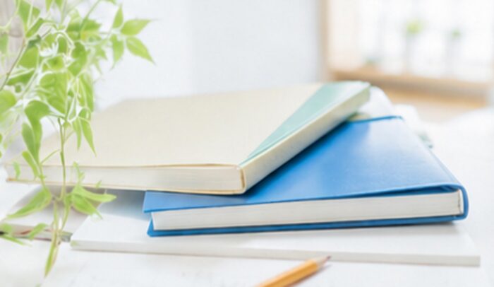 机に置かれた教科書とノート（イメージ）